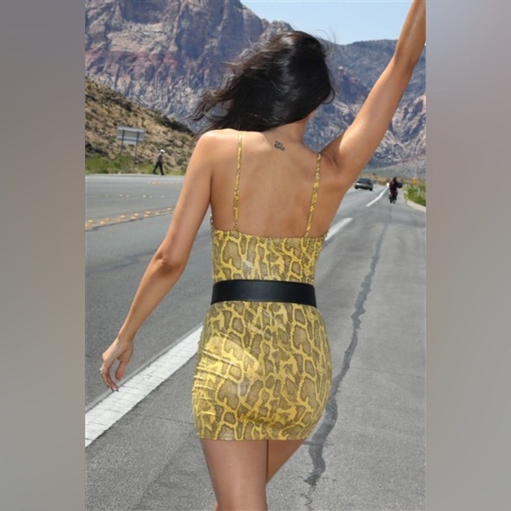 Yellow & Black Glossy Snake Print Cut-Out Mini Dress Size M New - Picture 3 of 9